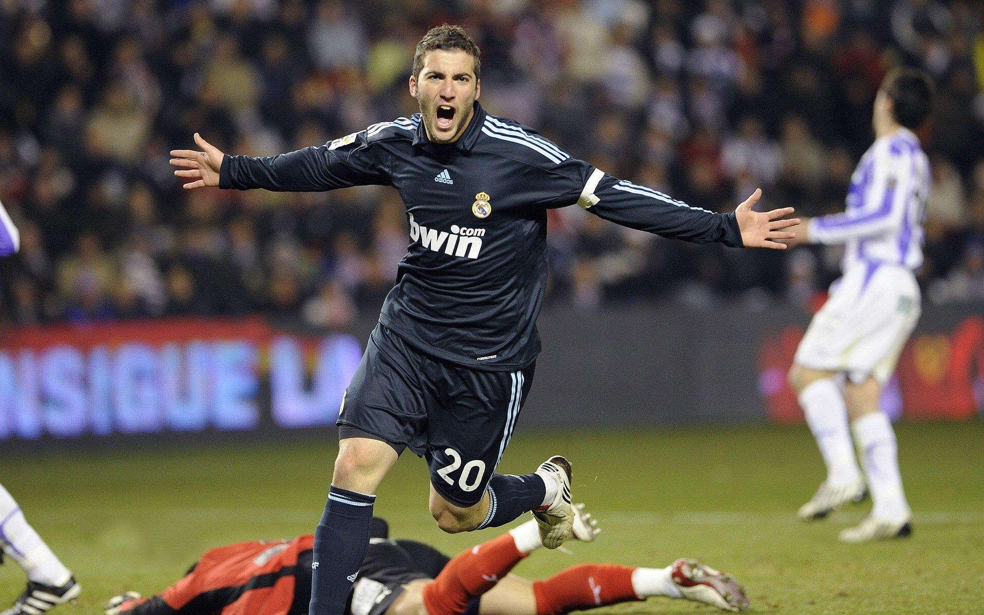 英超联赛激战正酣，曼城逆转利物浦，争冠悬念再起