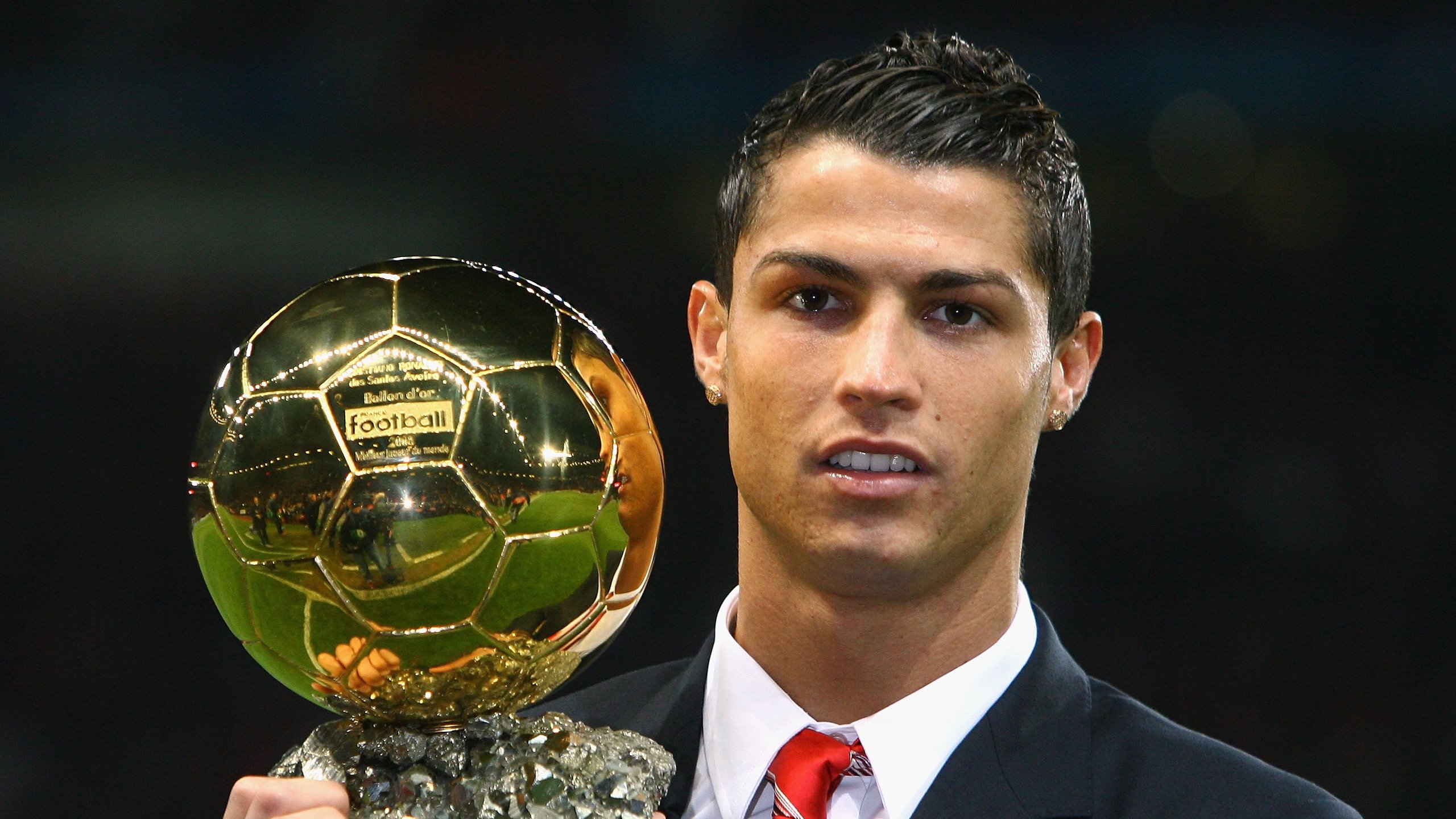 欧冠决赛巅峰对决,皇家马德里绝杀利物浦,第15次捧起大耳朵杯